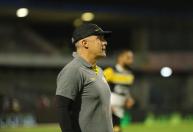 Torcida do Criciúma protesta contra Eduardo Baptista, próximo do Internacional