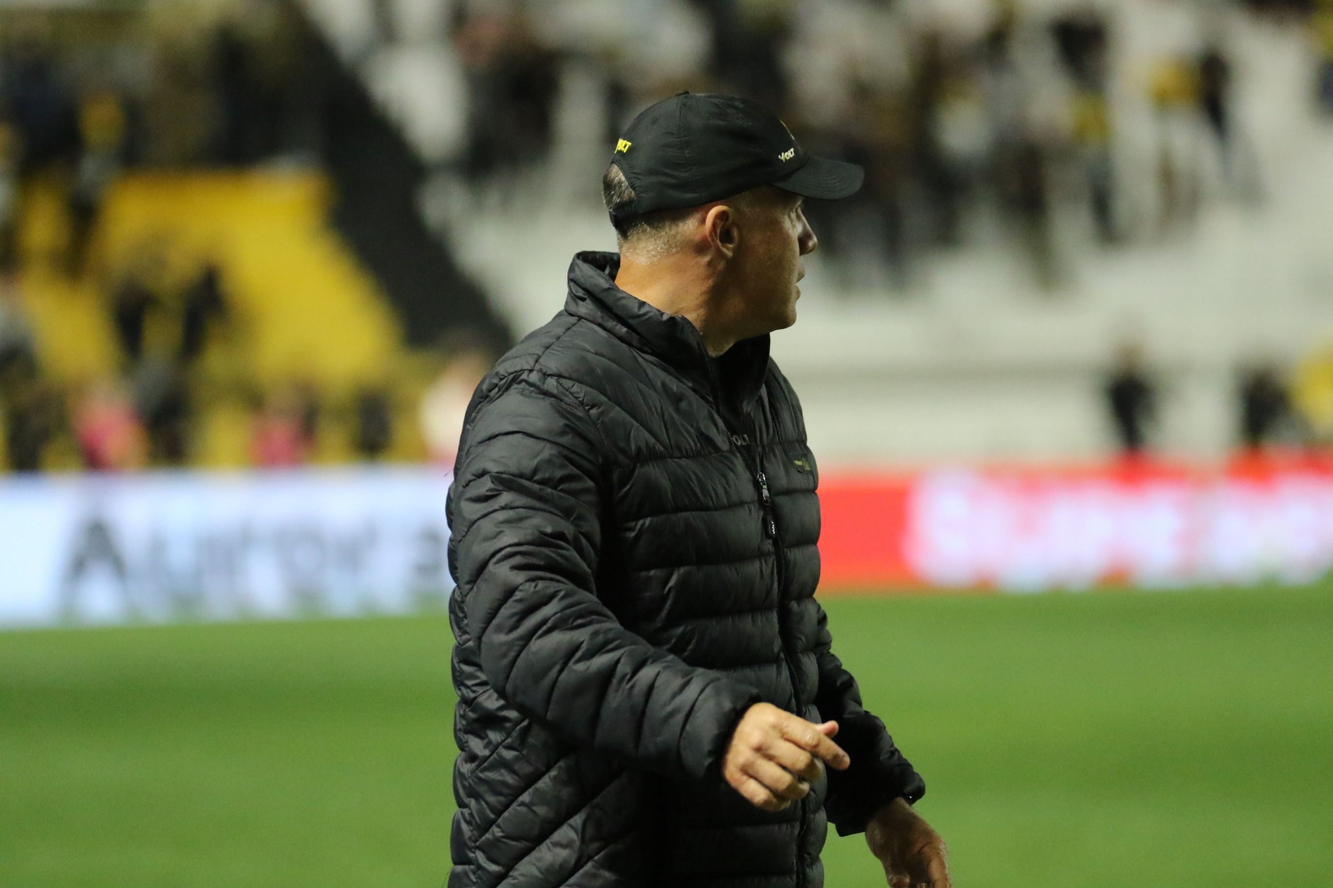 Criciúma anuncia saída de Eduardo Baptista e detalha negociação com o Internacional
