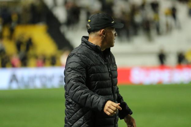 Criciúma anuncia saída de Eduardo Baptista e detalha negociação com o Internacional