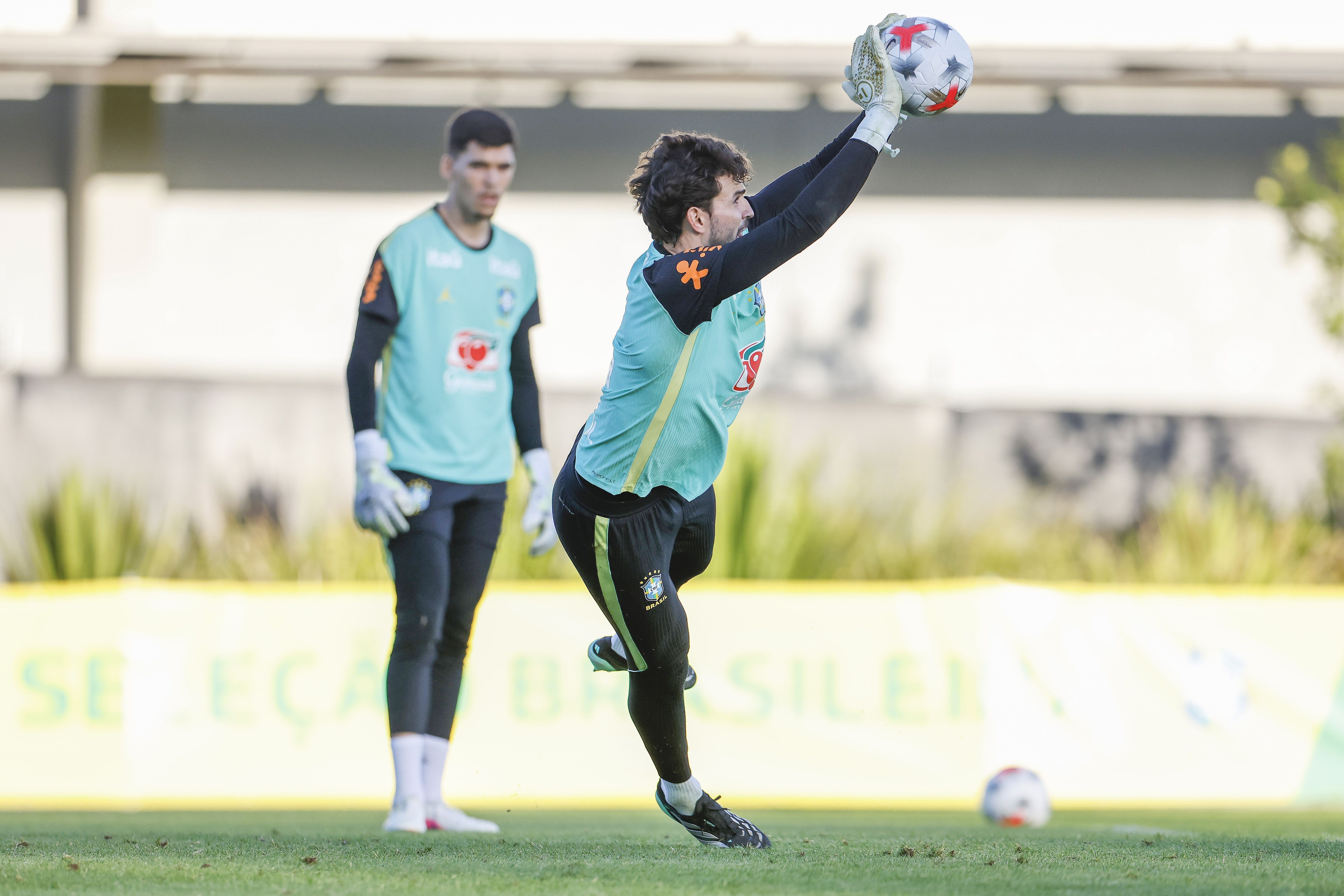 Otávio aparece entre os 11 em primeiro esboço de Ancelotti para ‘revanche’ contra Austrália