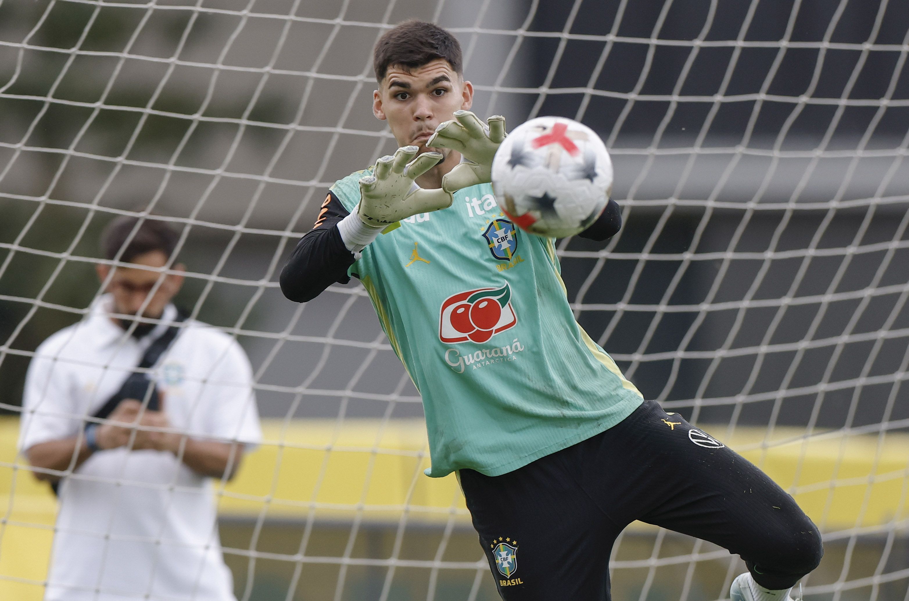 Carlo Ancelotti define goleiro titular da Seleção Brasileira contra a Índia