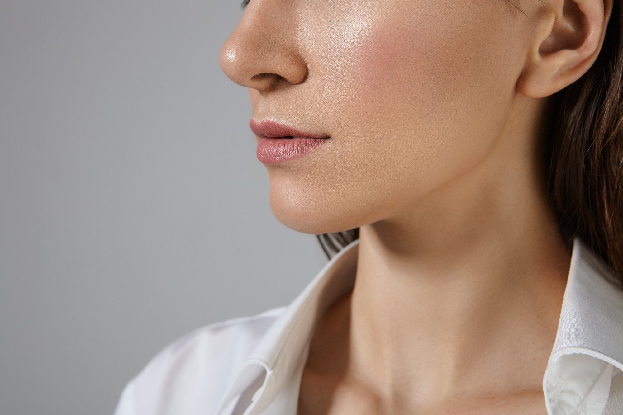 Fim das bochechas coradas? Anti-blush é a tendência do momento
