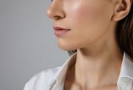Fim das bochechas coradas? Anti-blush é a tendência do momento