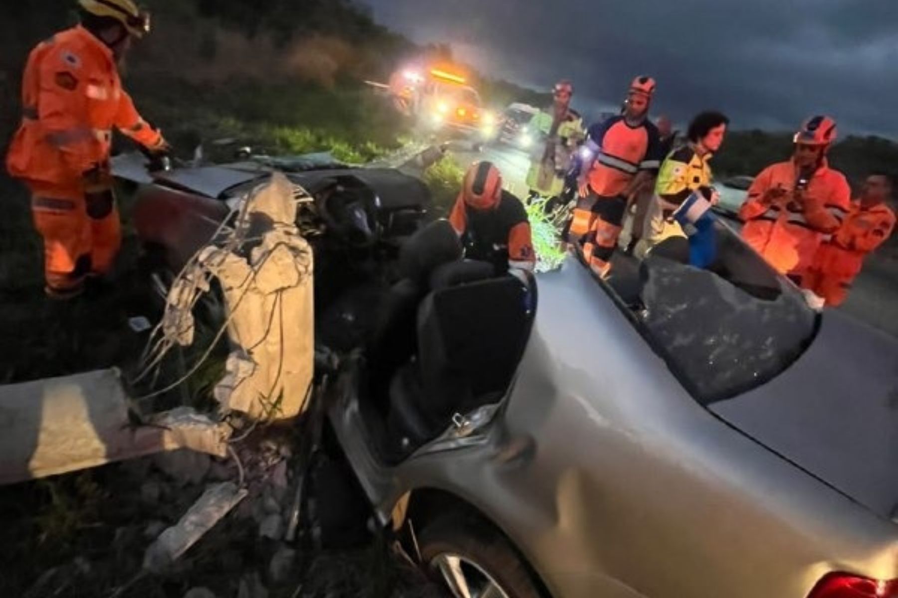 BR-381: motorista fica preso às ferragens após carro bater em poste na rodovia