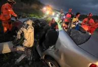 BR-381: motorista fica preso às ferragens após carro bater em poste na rodovia
