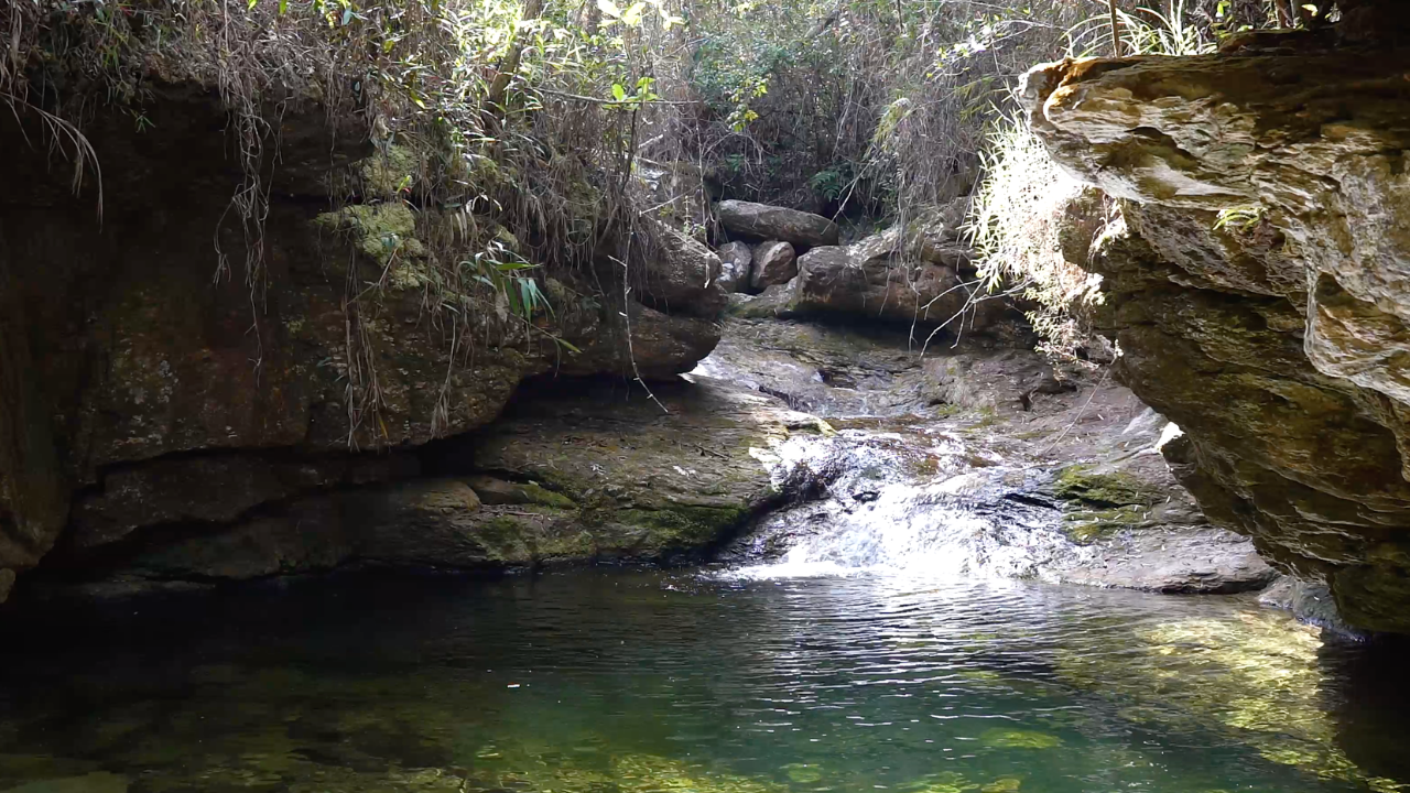 Conheça o Vale das Crateras, em Ipoema: cenário deslumbrante com cachoeiras e poços