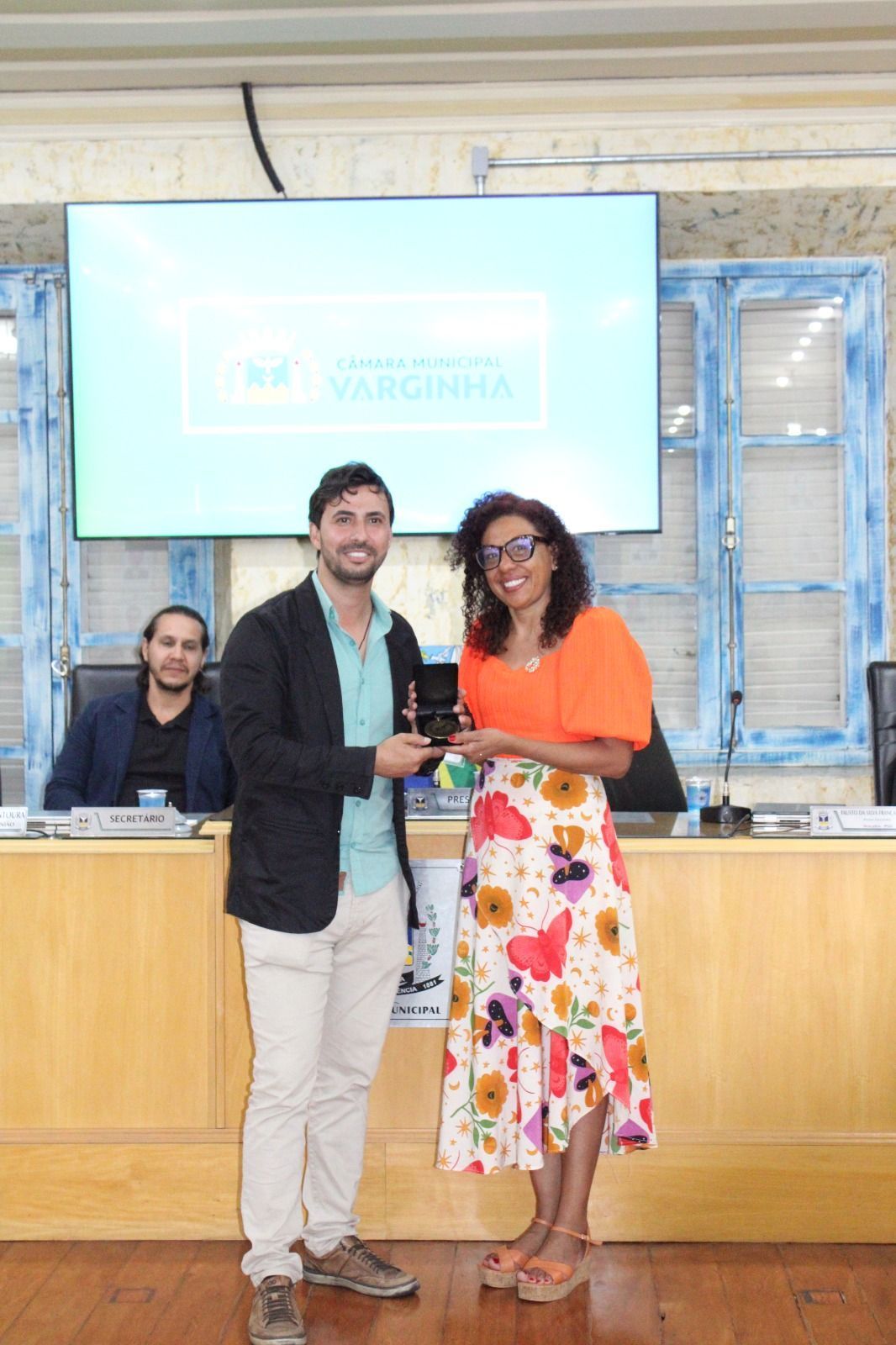 Professora Monique da Silva Ferreira recebe Comenda do Mérito Educacional na Câmara de Varginha