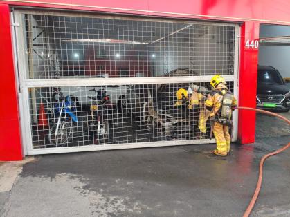 Bombeiros atuando na ocorrência
