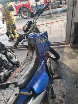 Moto atingida pelo incêndio