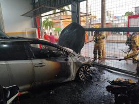 Carro, um Toyota Corolla, foi atingido pelas chamas