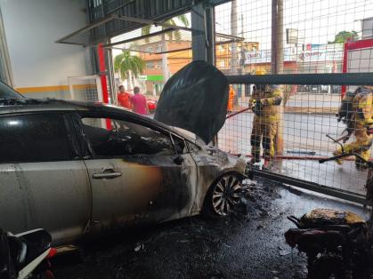 Carro, um Toyota Corolla, foi atingido pelas chamas