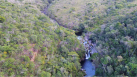 Conheça o Vale das Crateras, em Ipoema: cenário deslumbrante com cachoeiras e poços