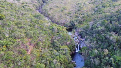 Conheça o Vale das Crateras, em Ipoema: cenário deslumbrante com cachoeiras e poços