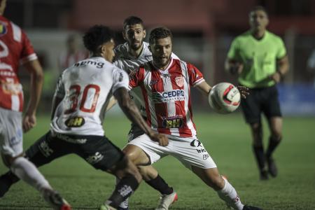Felipe Felicio (ao fundo) em ação pelo Atlético