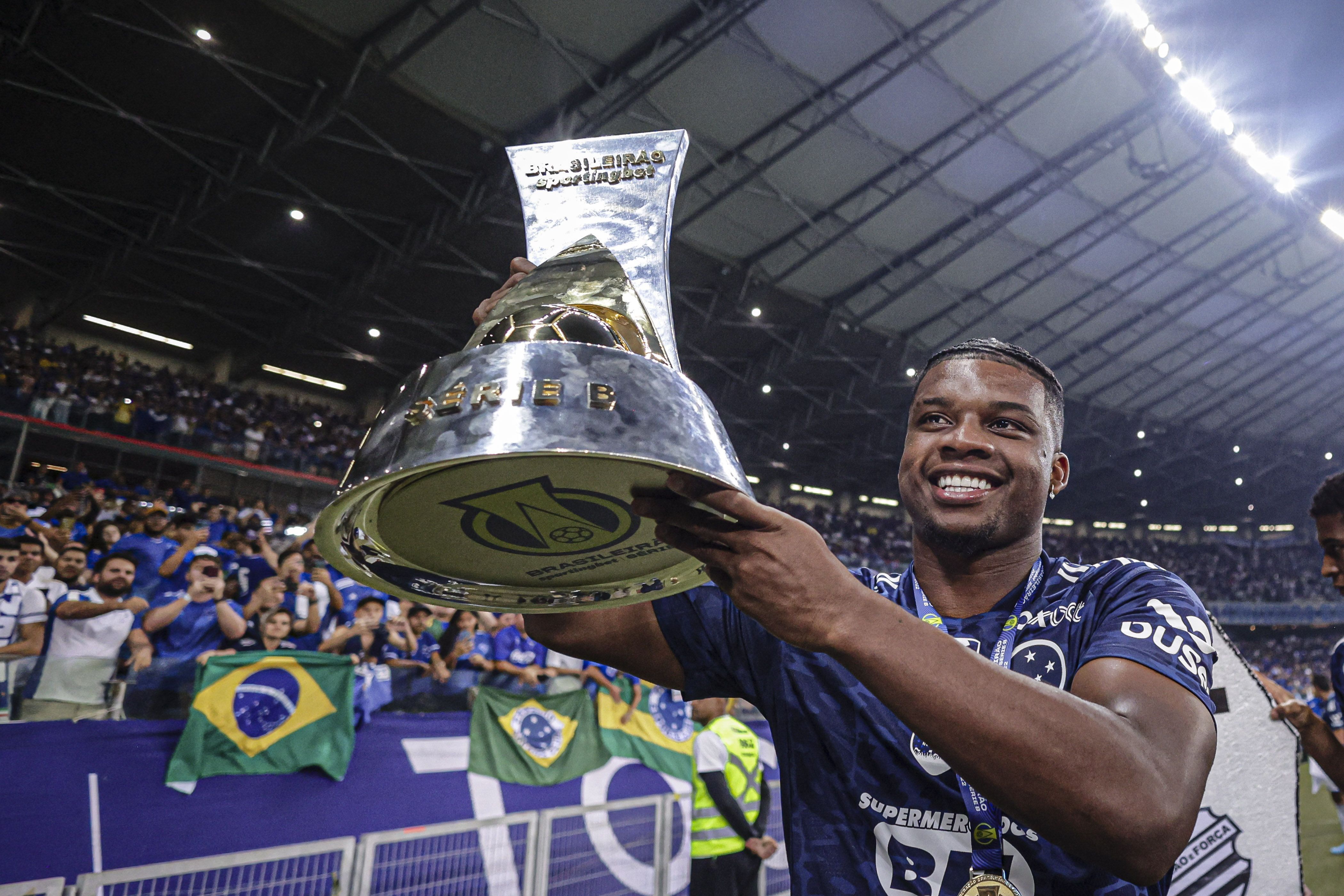 Campeão por Cruzeiro e Flamengo é anunciado como reforço do líder da Série B