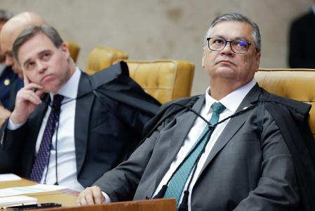 Ministro Flávio Dino e ministro André Mendonça durante sessão plenária do STF
