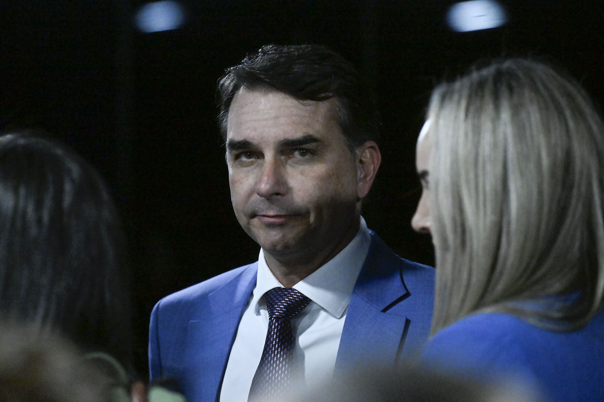 Flávio Bolsonaro não explica novo repasse para ‘Dark Horse’ após crise do Master