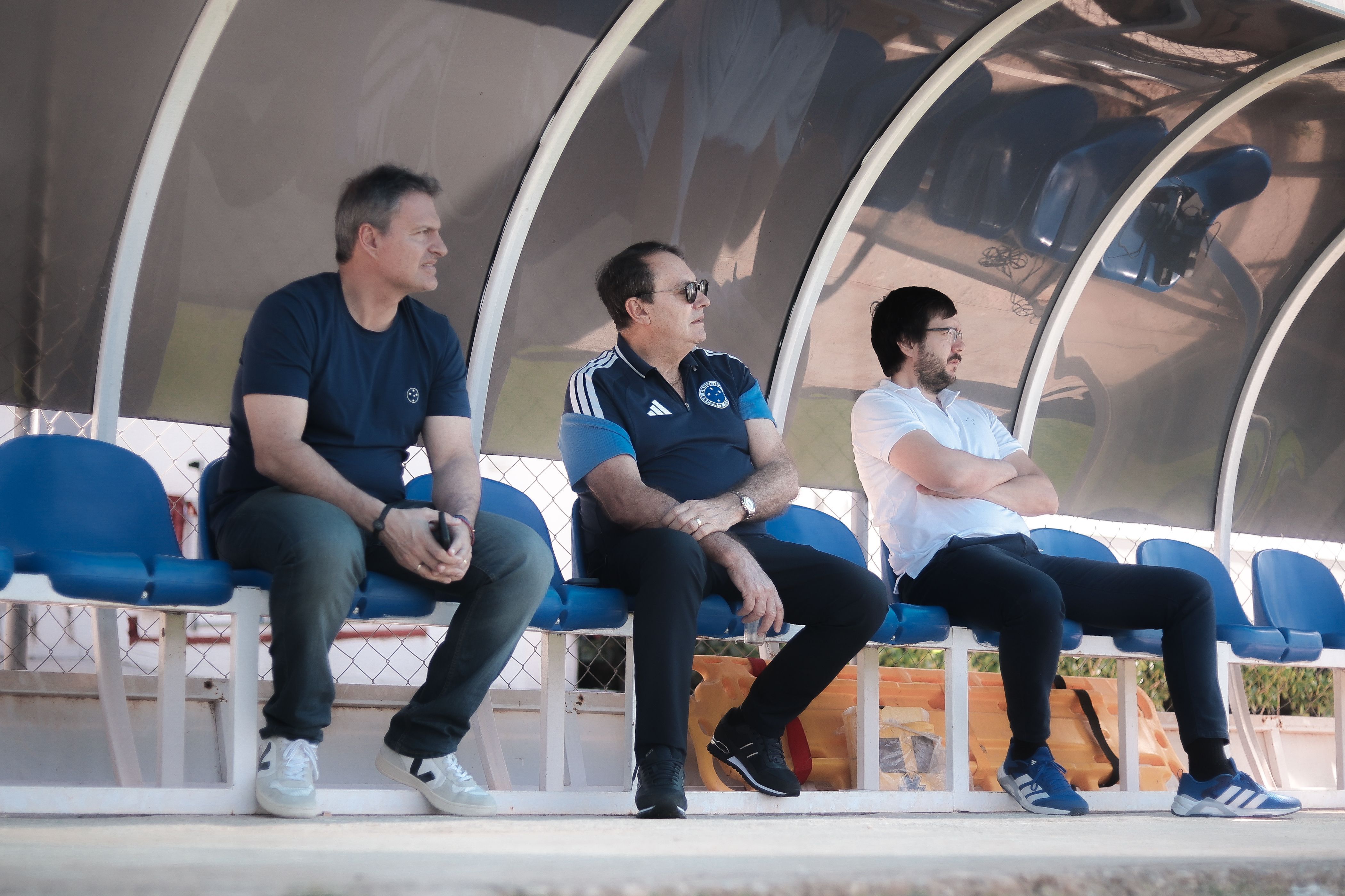 Diretoria do Cruzeiro faz reunião de cobrança e mantém confiança em Artur Jorge