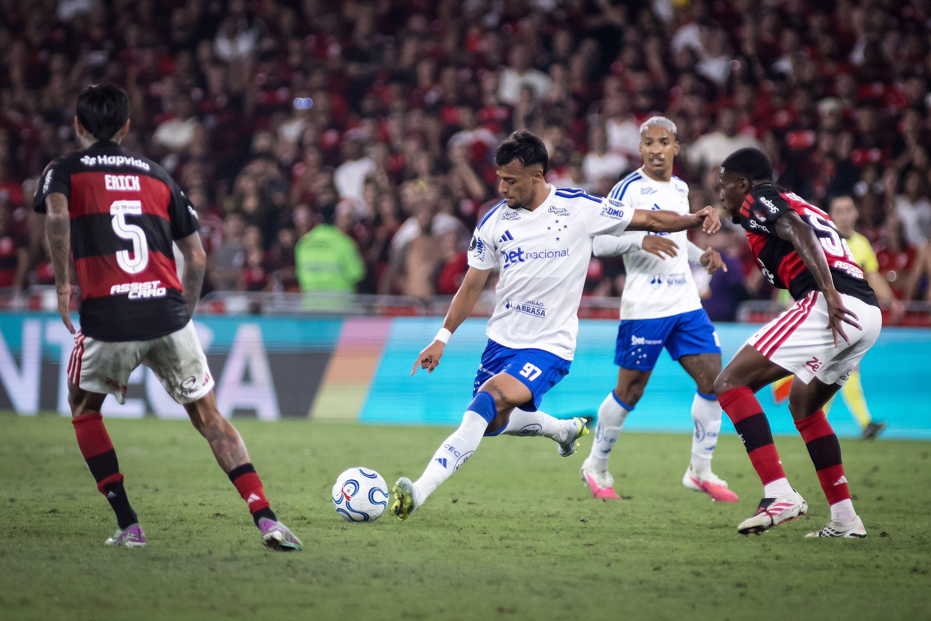 Atacante do Cruzeiro é pré-convocado por Forlán para a seleção do Uruguai