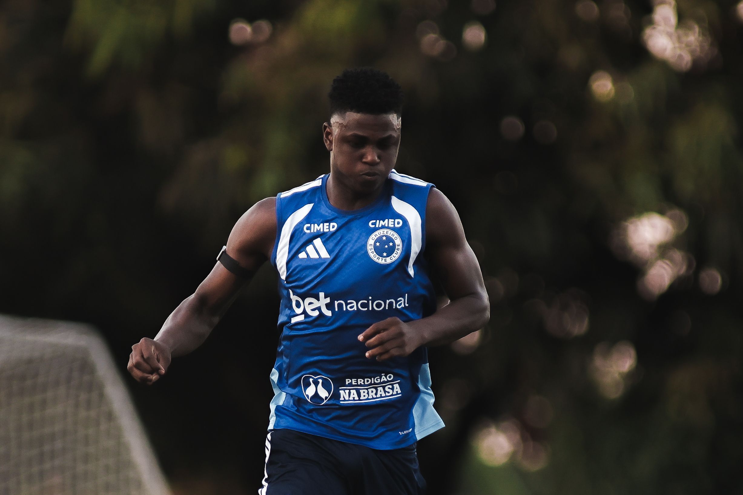 Atacante do Cruzeiro é cortado de jogo contra o Athletico-PR; saiba motivo