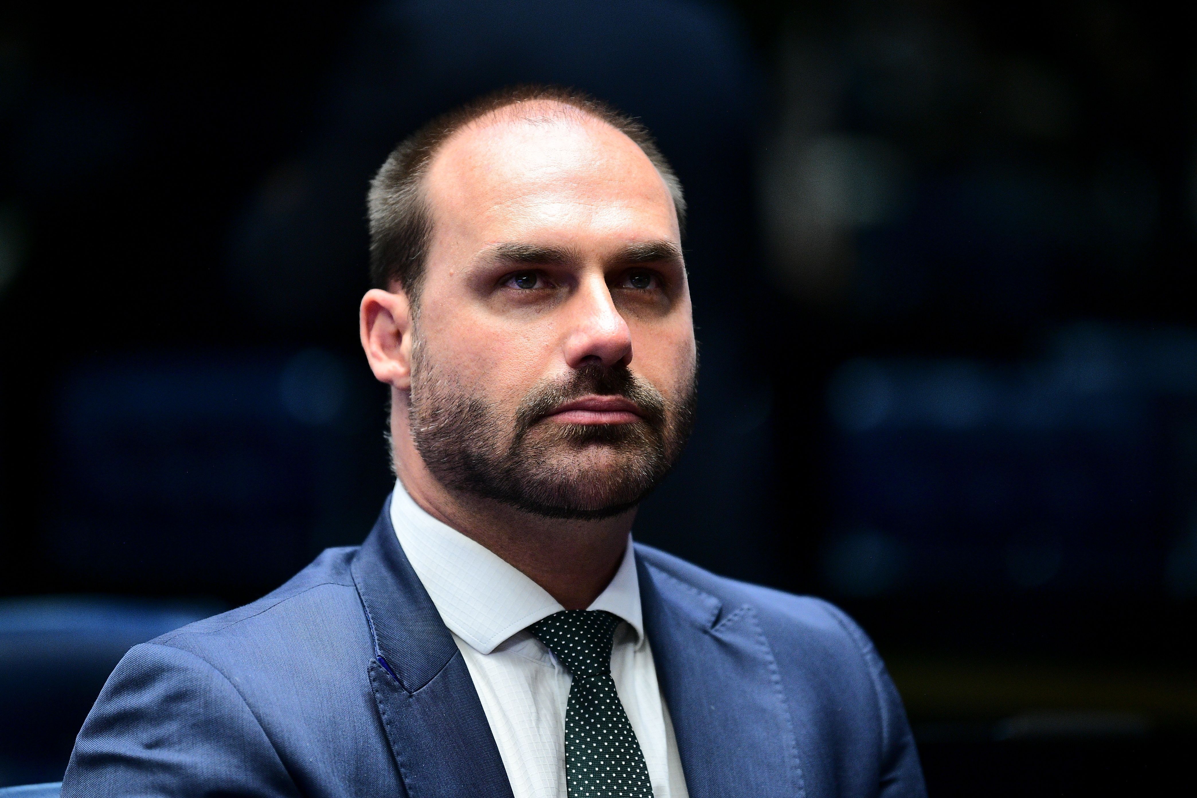 Moraes determina que Eduardo Bolsonaro comece a cumprir pena de 4 anos e 2 meses