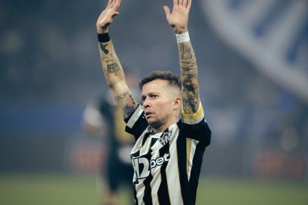Bernard em ação pelo Atlético em clássico pelo Cruzeiro