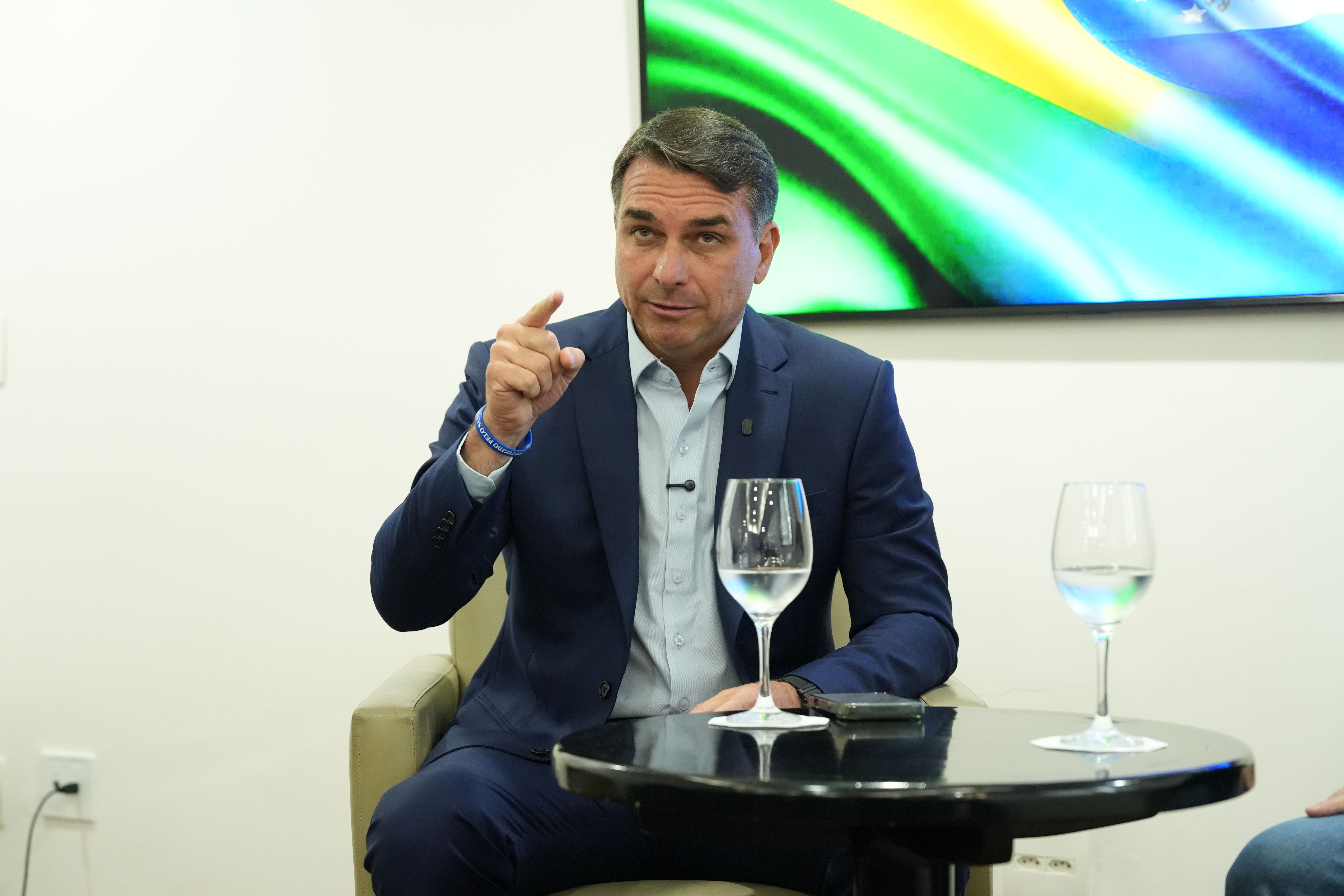 Flávio Bolsonaro visita Filipe Martins na prisão neste sábado (5)
