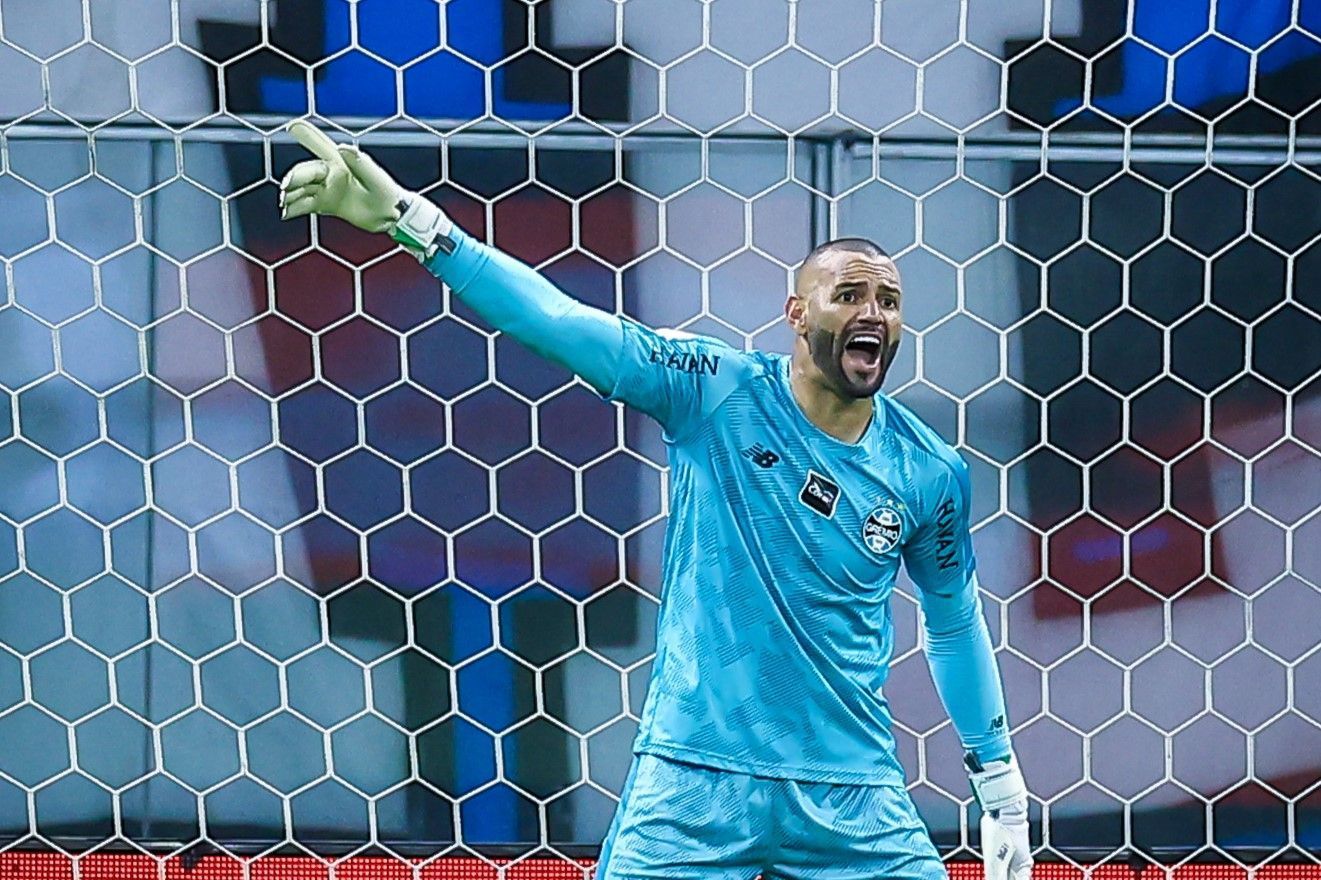 Weverton exalta vitória no GreNal e cita 'nova função' no Grêmio: 'Prazer enorme'