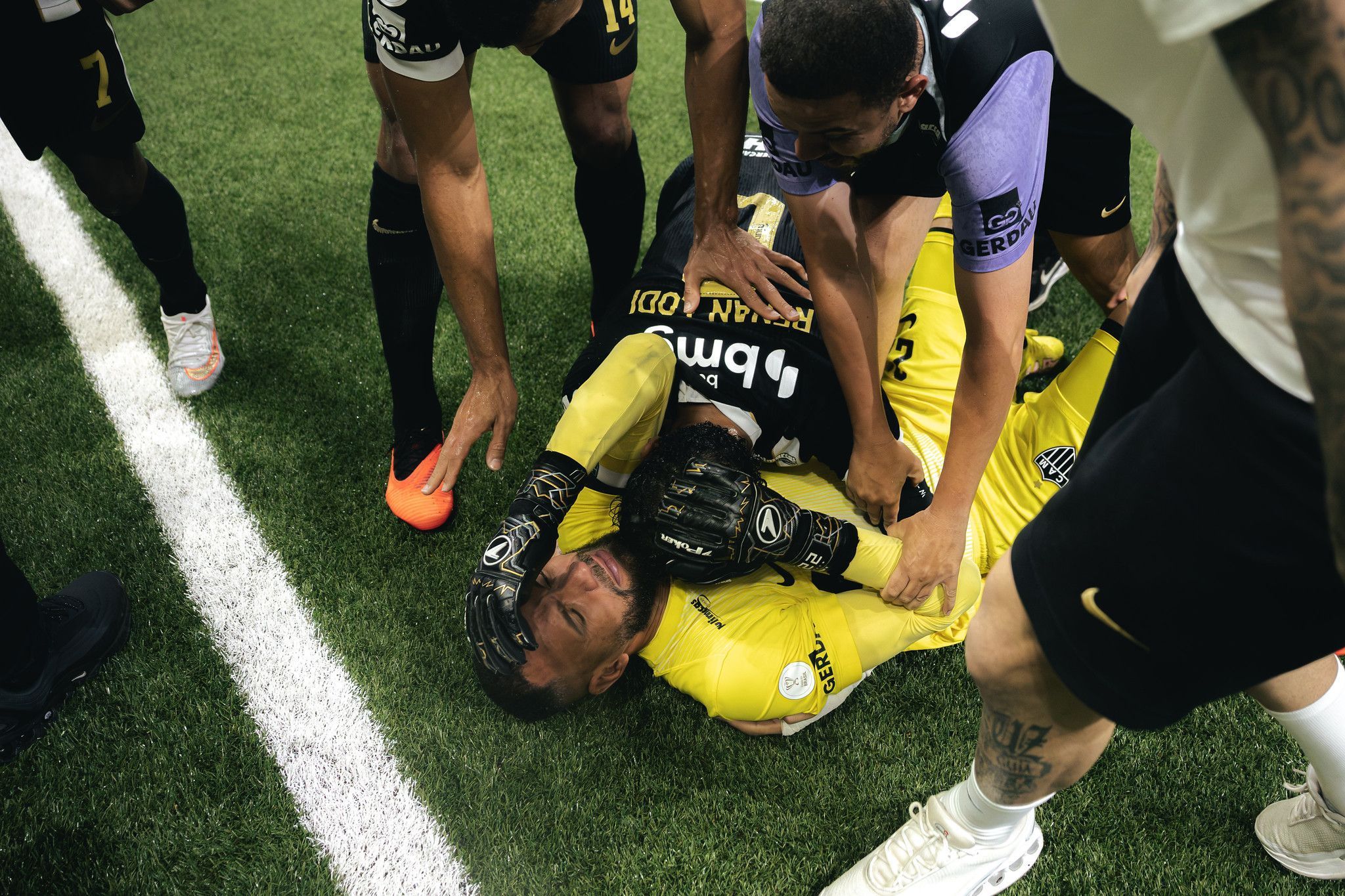Após sacrifício, Everson deve desfalcar Atlético em decisão e no Campeonato Brasileiro