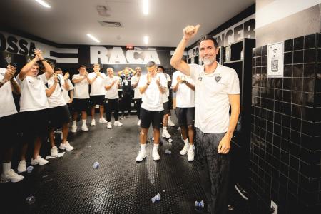 Técnico Eduardo Domínguez com jogadores do Atlético no vestiário da Arena MRV