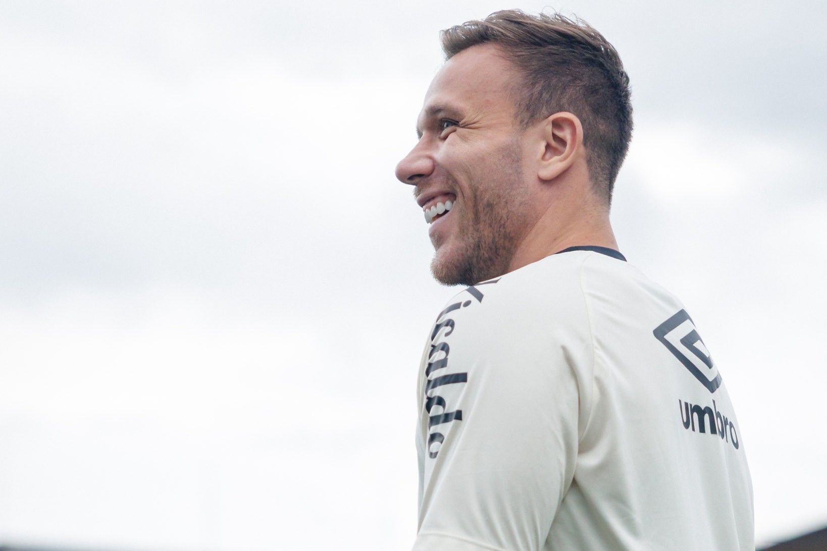 Dupla de reforços do Santos é registrada no BID e pode estrear contra o Inter