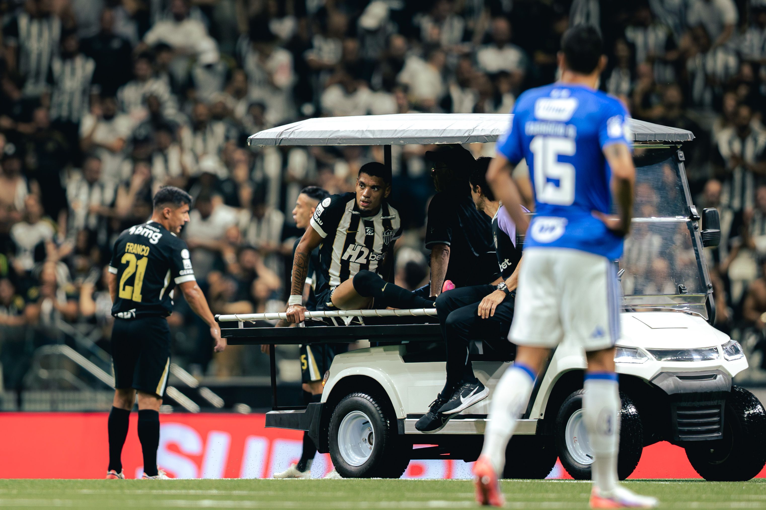 Atlético x Cruzeiro: Ruan deixa campo no primeiro tempo após dividida com Kaio Jorge