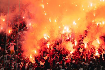 Torcida do Atlético com sinalizadores na Arena MRV