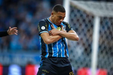Copa do Brasil: Carlos Vinícius faz dois gols e é decisivo em classificação do Grêmio diante do Internacional