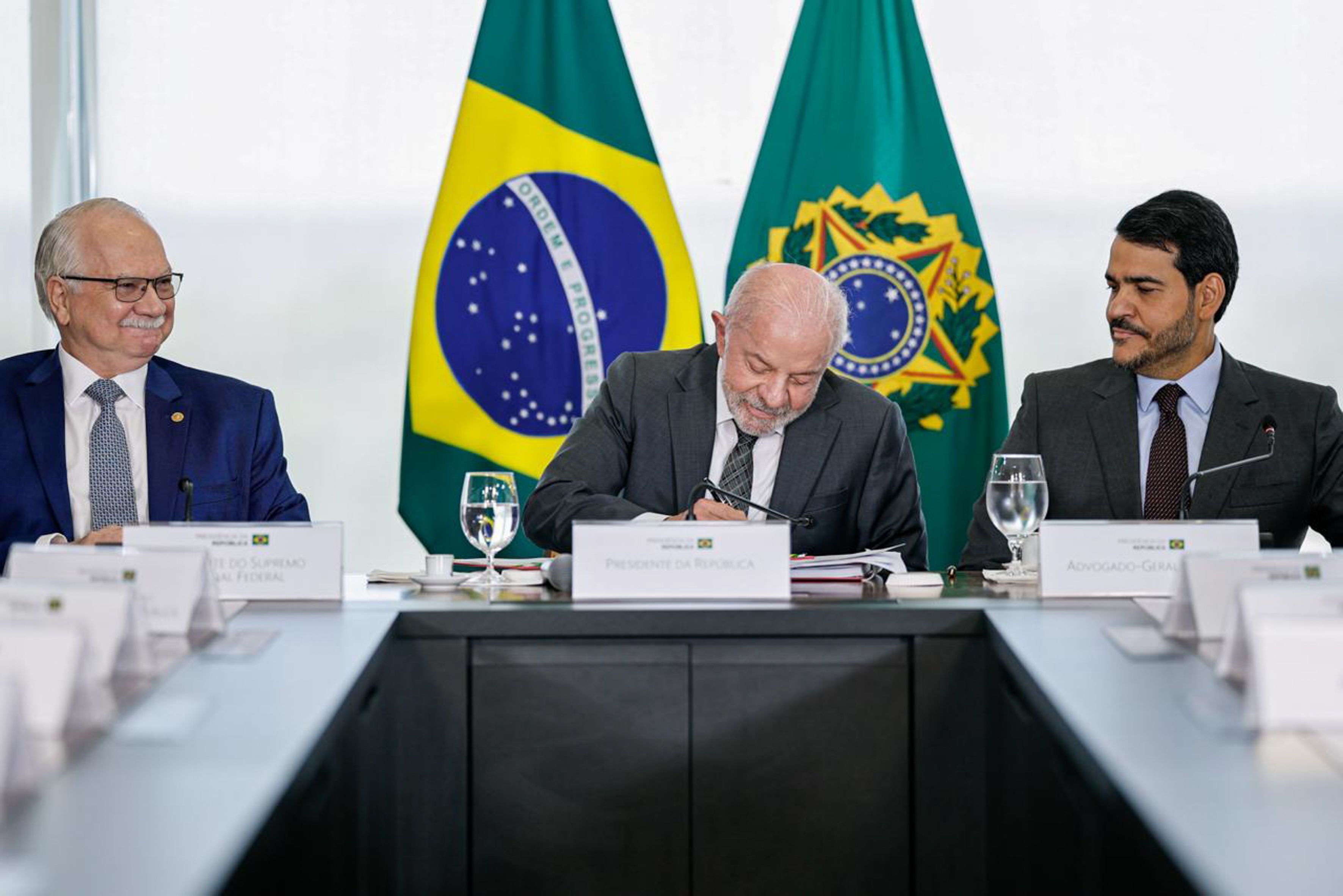 PT vê crise no STF pautar eleição e quer contraponto com Flávio Bolsonaro