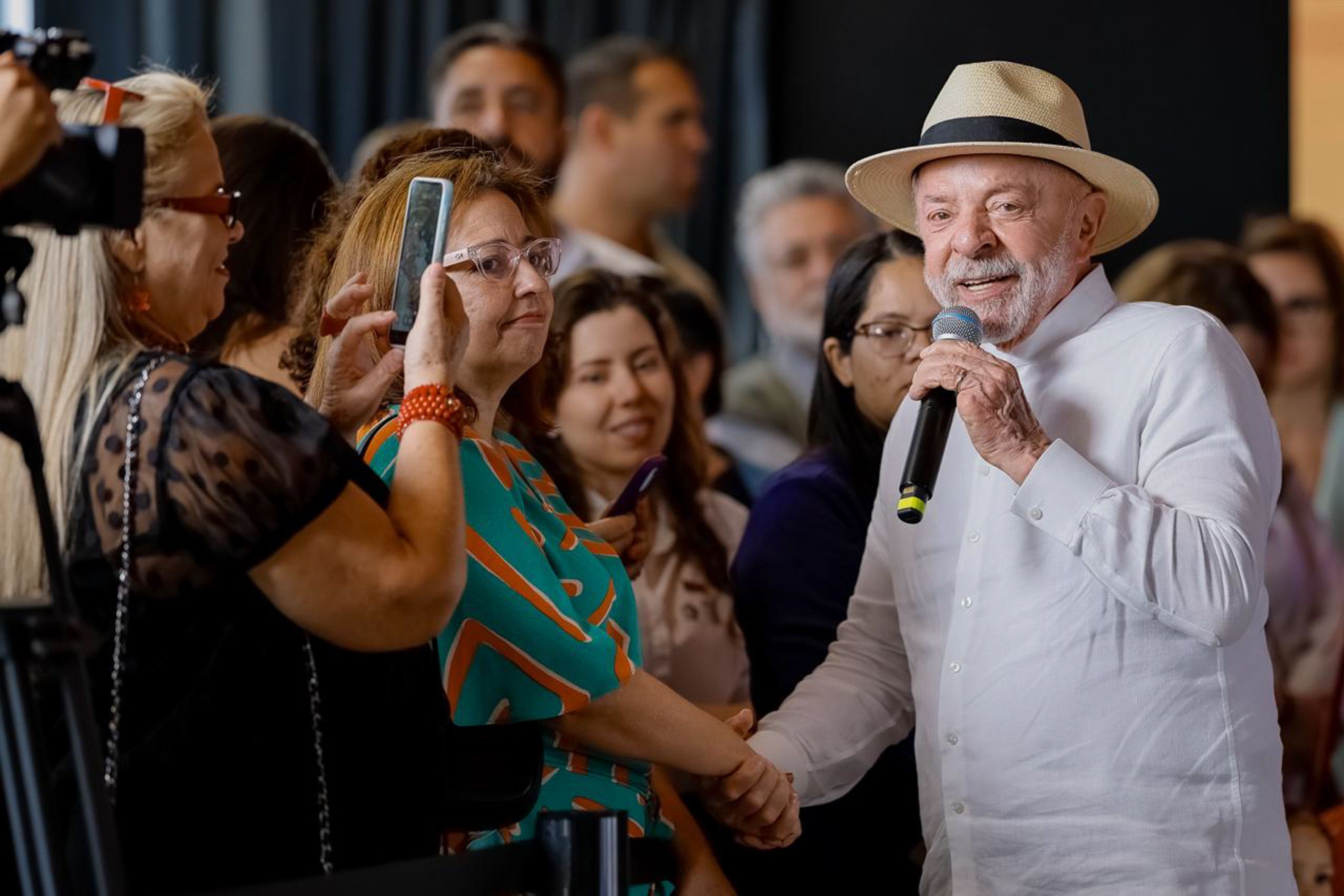 Lula volta a criticar a gestão Bolsonaro na pandemia: 'É crime'