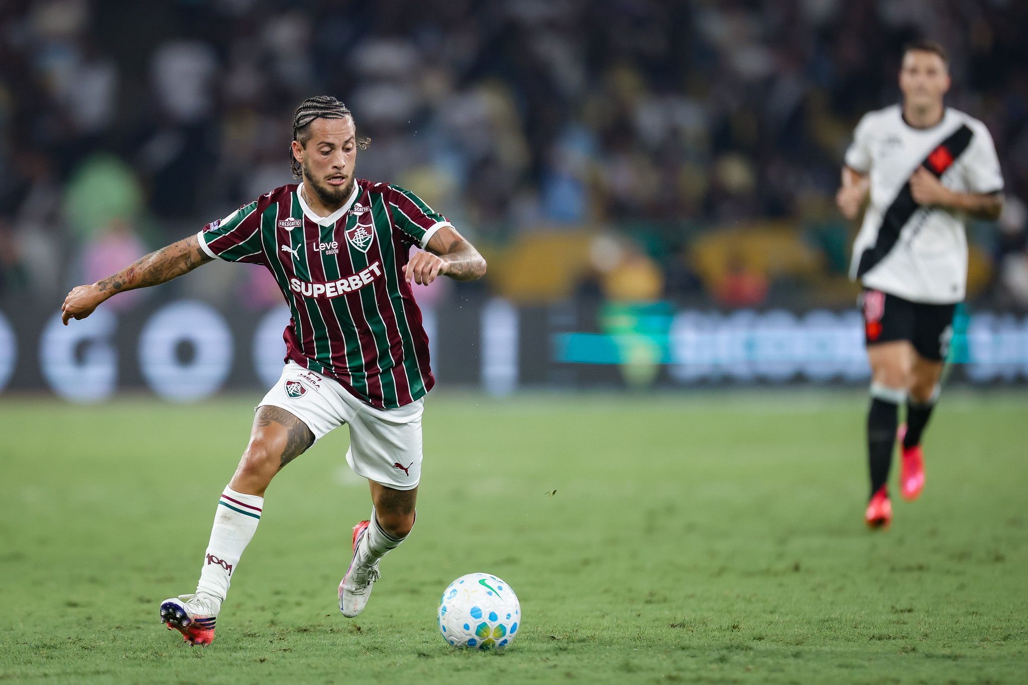 Lateral do Fluminense dispara contra árbitro do clássico: ‘Tem que ser punido’