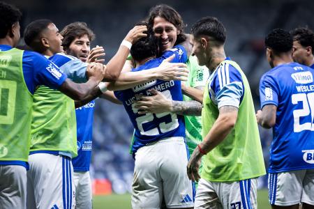 Jogadores do Cruzeiro celebram gol de Lucas Romero na vitória contra o Athletico-PR • Gustavo Aleixo/Cruzeiro