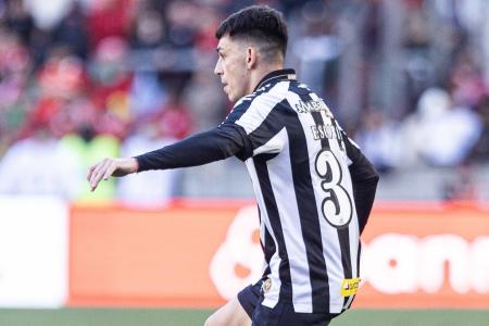 Escobar, lateral-esquerdo do Santos