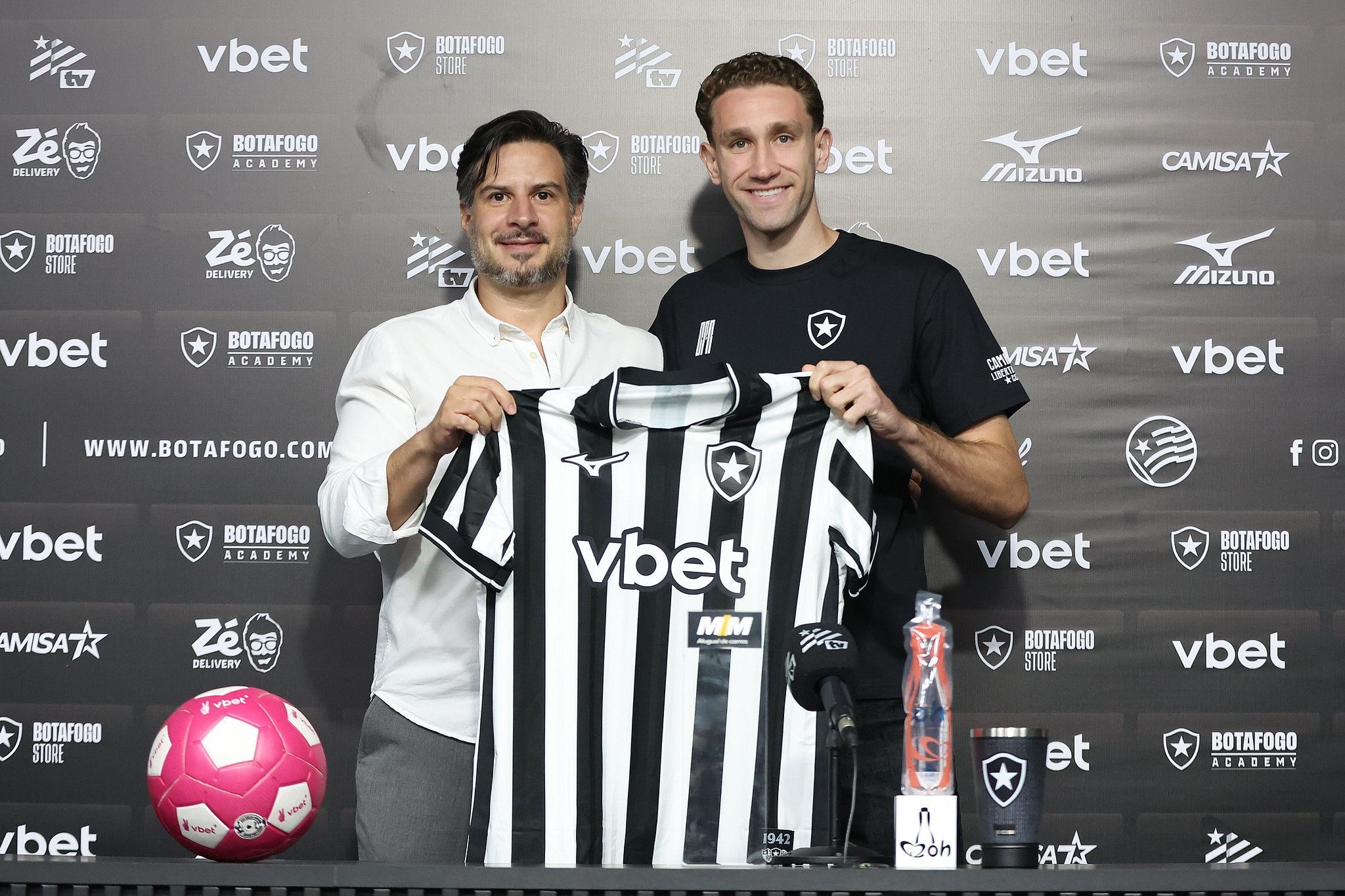 Arthur Chaves é apresentado no Botafogo, e diretor exalta virtudes do zagueiro