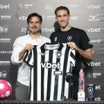 Arthur Chaves é apresentado no Botafogo, e diretor exalta virtudes do zagueiro