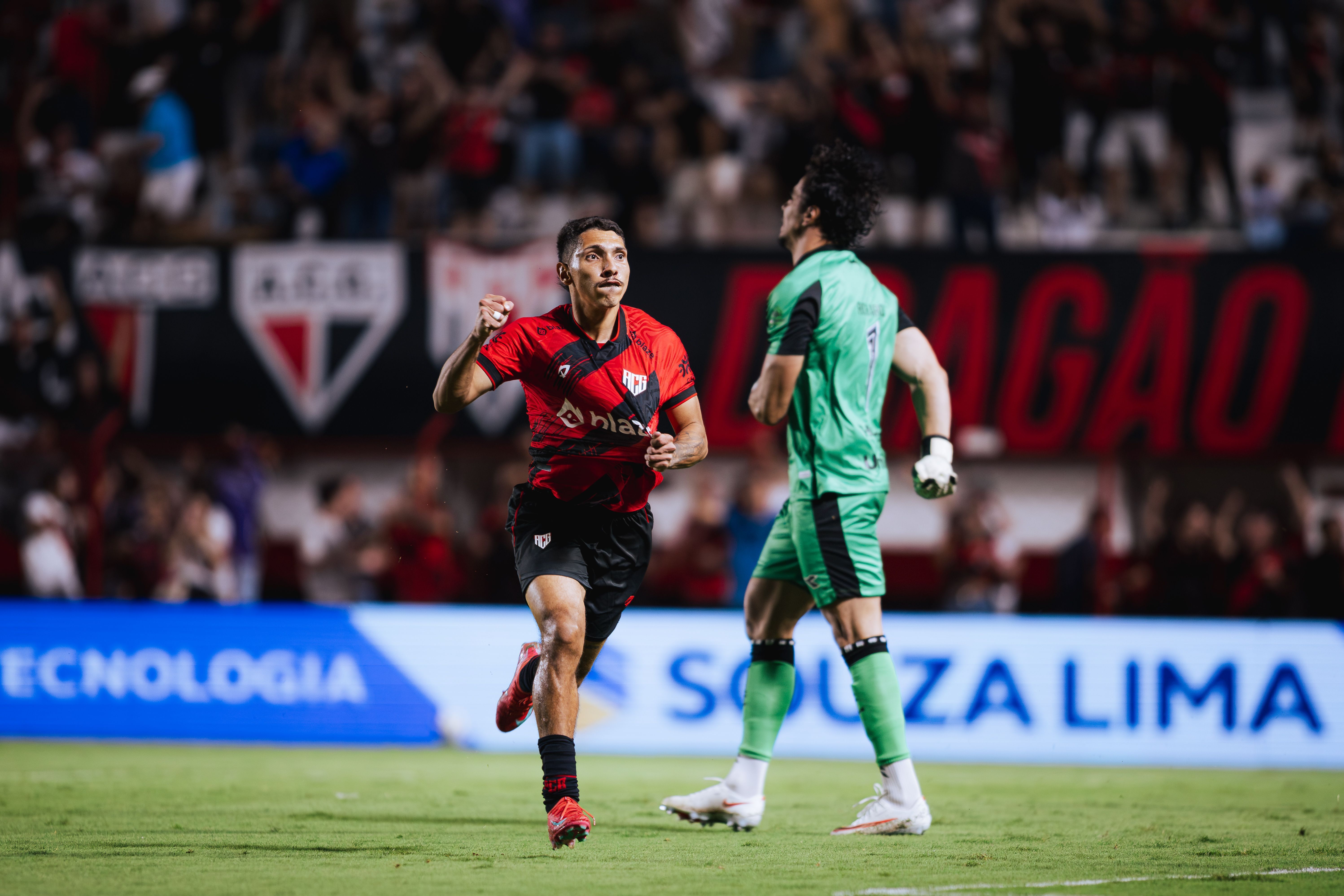 Com um a menos, Atlético-GO suporta pressão e vence o Ceará pela Série B