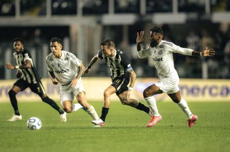 Bernard e Rodinei em disputa de bola durante jogo entre Santos e Atlético na Vila Belmiro