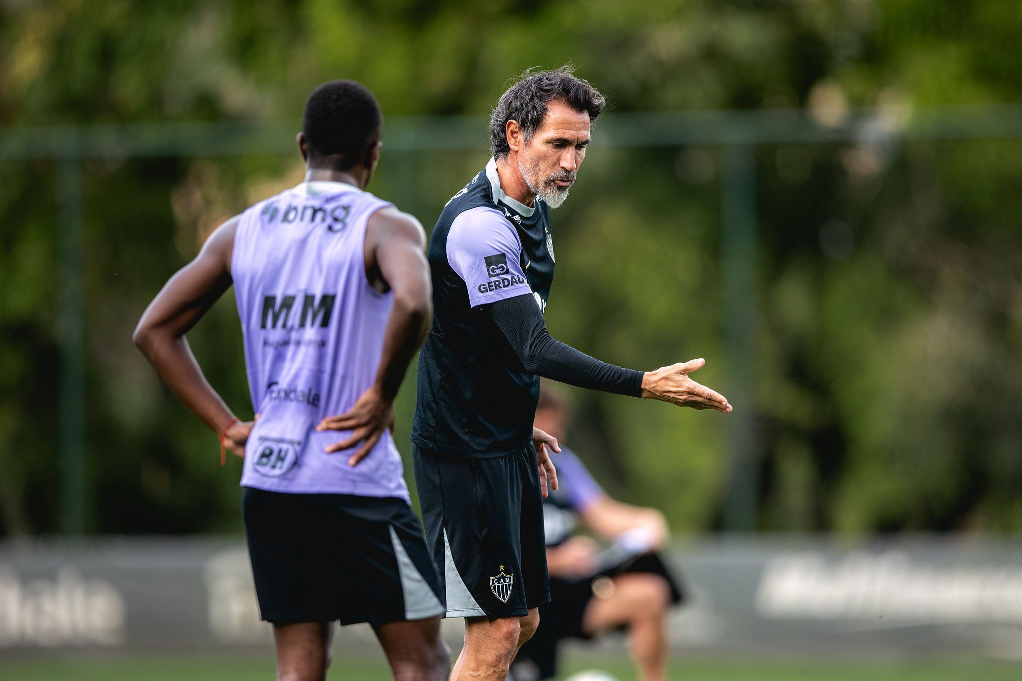 Atlético ganha reforço, mas perde meia contra o Santos; veja opções de Domínguez