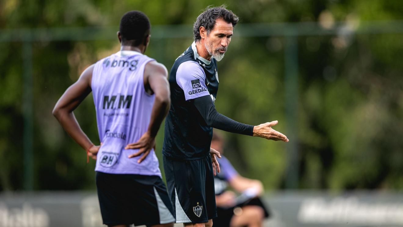 Atlético ganha reforço, mas perde meia contra o Santos; veja opções de Domínguez