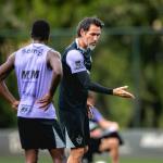 Atlético ganha reforço, mas perde meia contra o Santos; veja opções de Domínguez