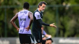 Atlético ganha reforço, mas perde meia contra o Santos; veja opções de Domínguez