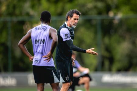Técnico Eduardo Domínguez no comando do treino do Atlético na Cidade do Galo