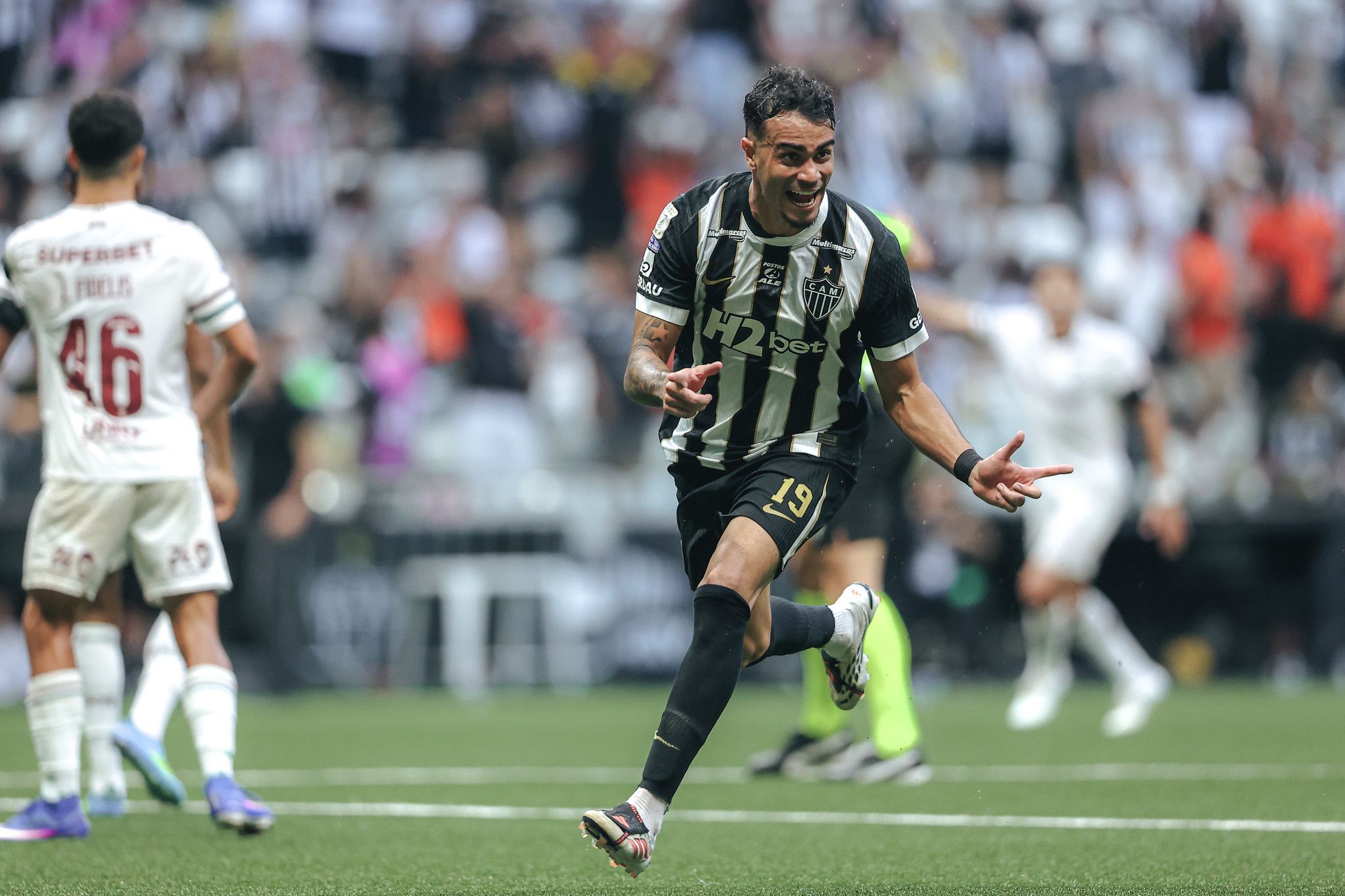 Atacantes decidem, Atlético vence Fluminense no Brasileiro e ganha moral para decisão