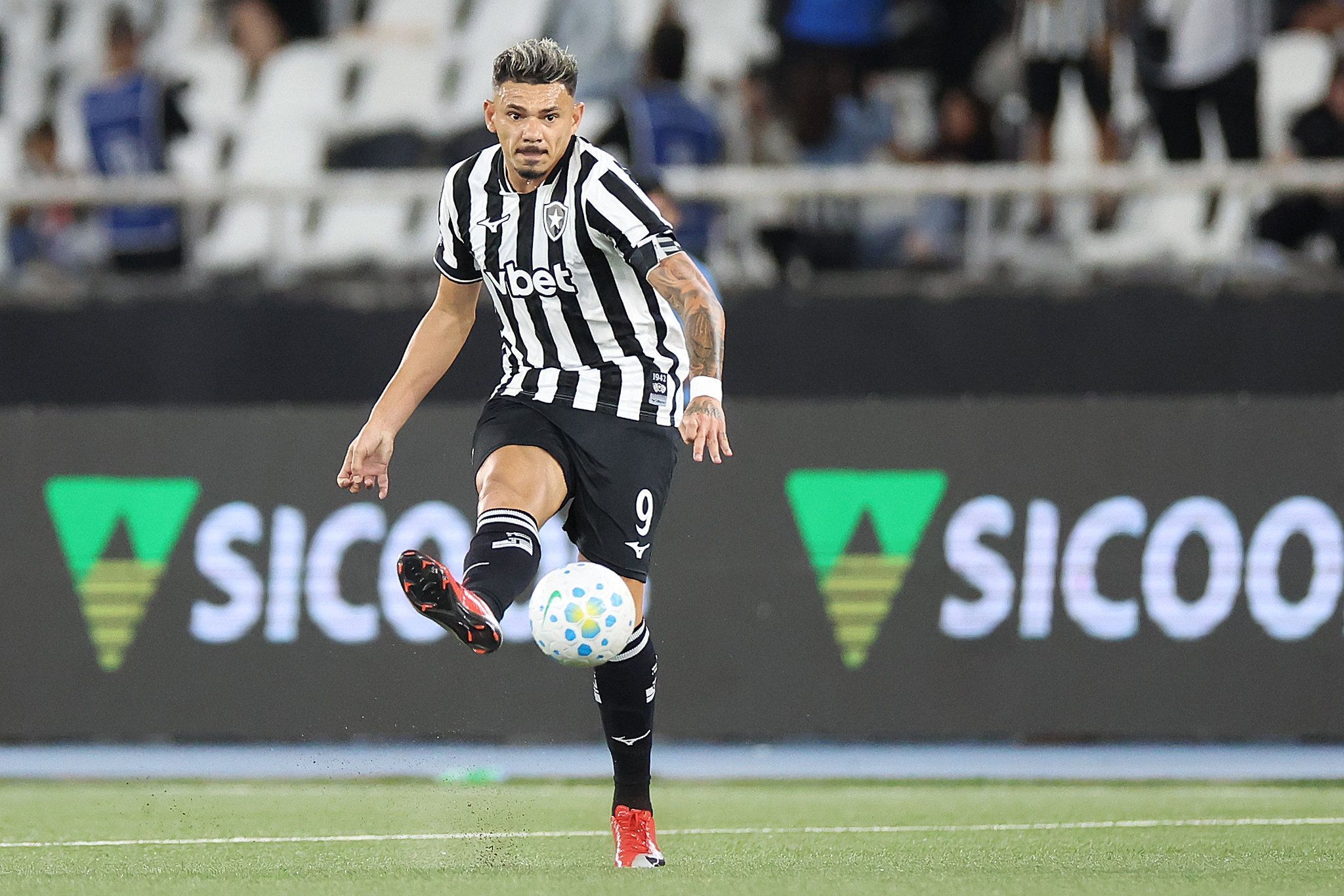 Tiquinho reestreia pelo Botafogo e projeta: 'Dias melhores virão'